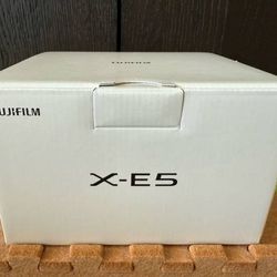Fujifilm X-E5 silver With XF 23MM F2.8 