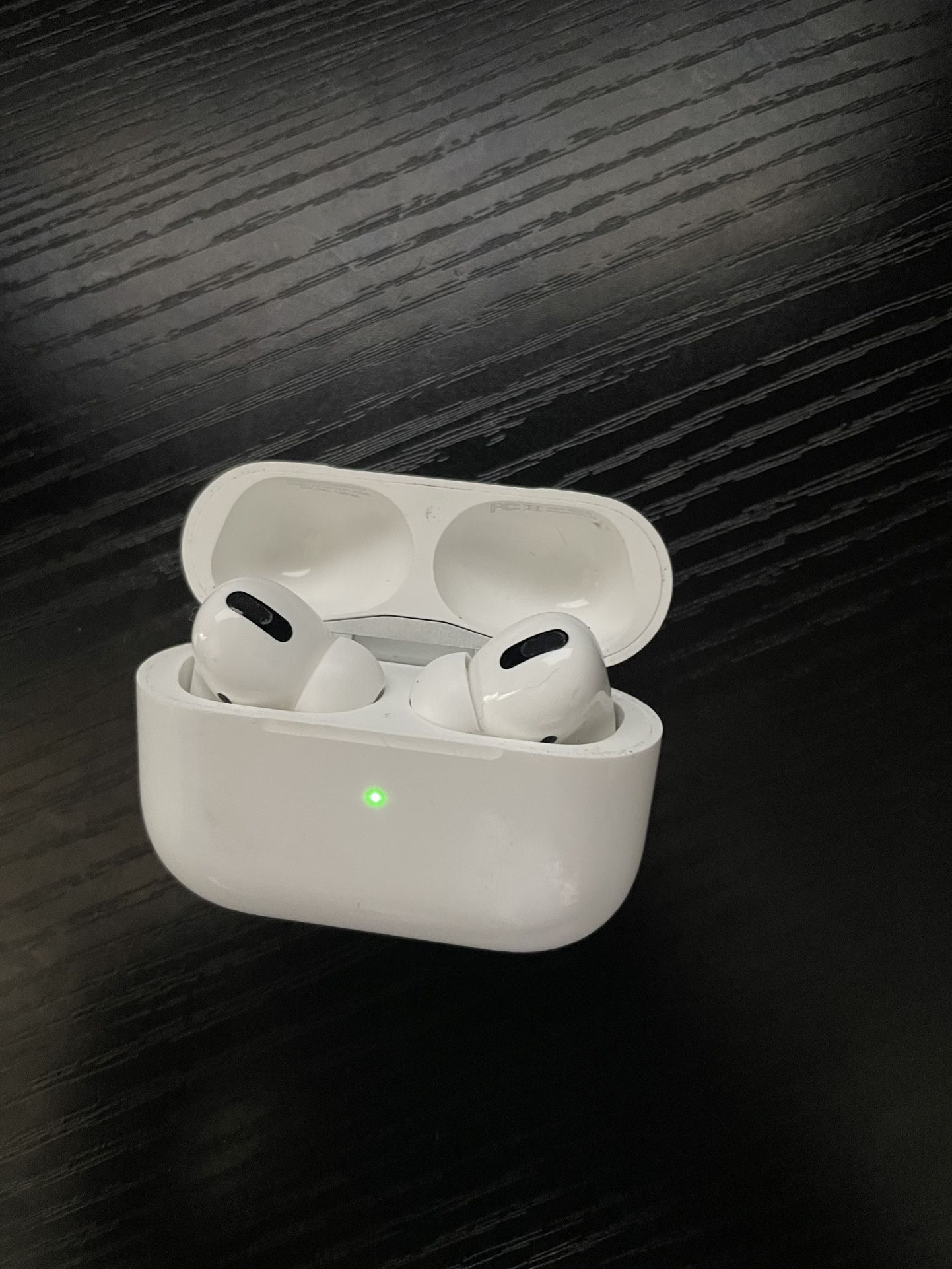 Apple AirPods Pro (1st gen) With Lightning Charging  Case - White - Excellent