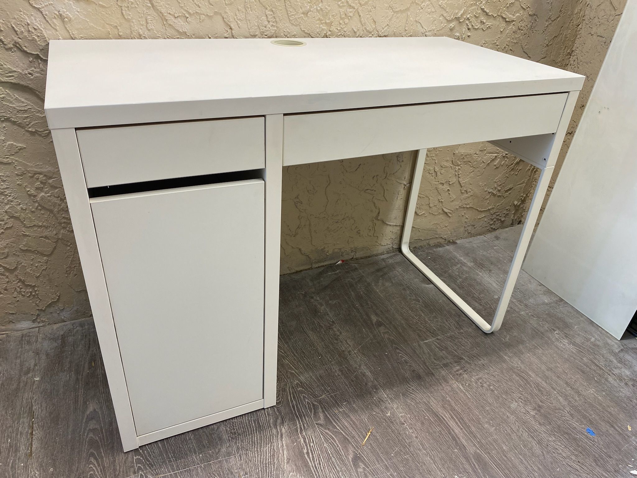 White Desk With Storage Local Delivery Available for a Fee See My Other Items 😀