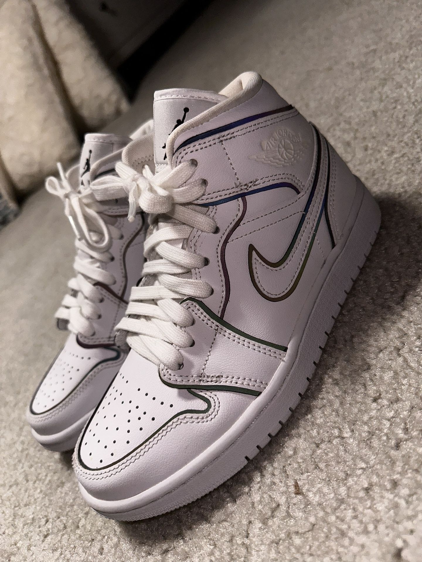 Air Jordan 1 Mid SE Iridescent Trim SIZE 6 WOMENS