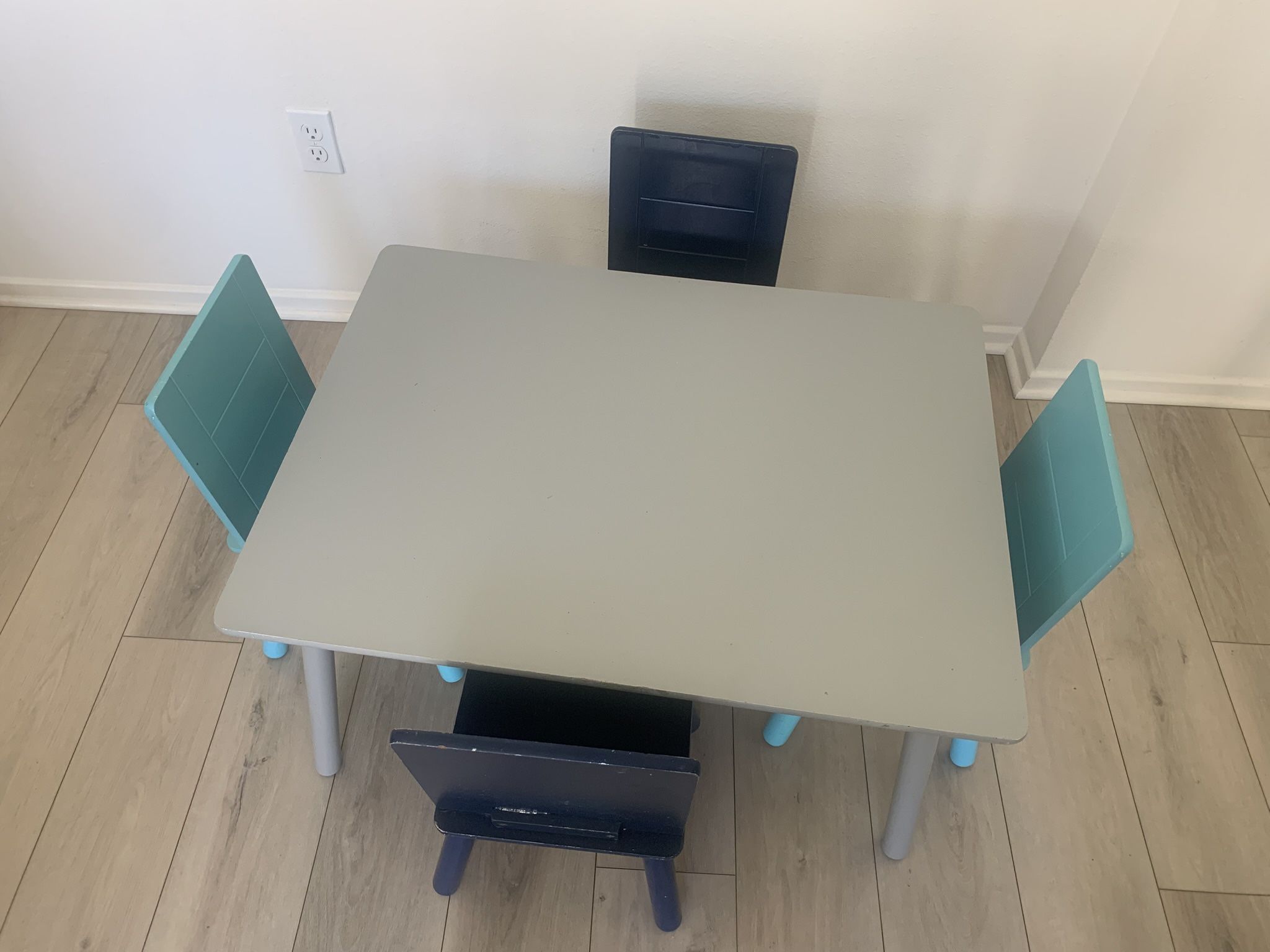 Kids table And 4 Chairs