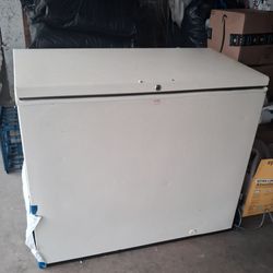 Clean Frigidaire Chest Freezer