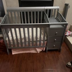 Mini Convertible Crib (4 on 1)