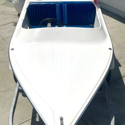 10 FT SMALL SPEEDBOAT WITH GALVANIZED TRAILER & 6HP MOTOR 
