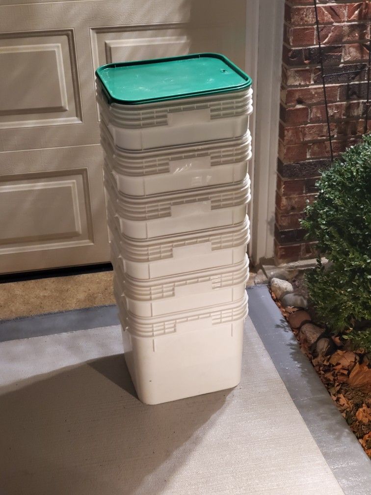 Convenient Stackable Plastic Containers – Larger Than Standard 5-Gallon Buckets (Green Lid Included)