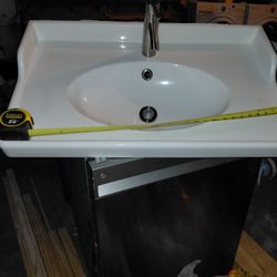 Bath Sink 32×19 1/4 In Very Good Condition