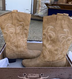 Size 8 Canyon Trails Rodeo boots Thumbnail