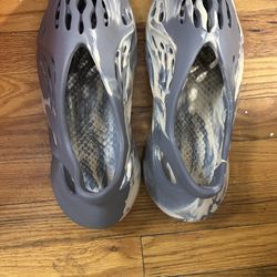 Yeezy adidas  size  9