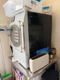 Freeze dryer with commercial pump delivery included