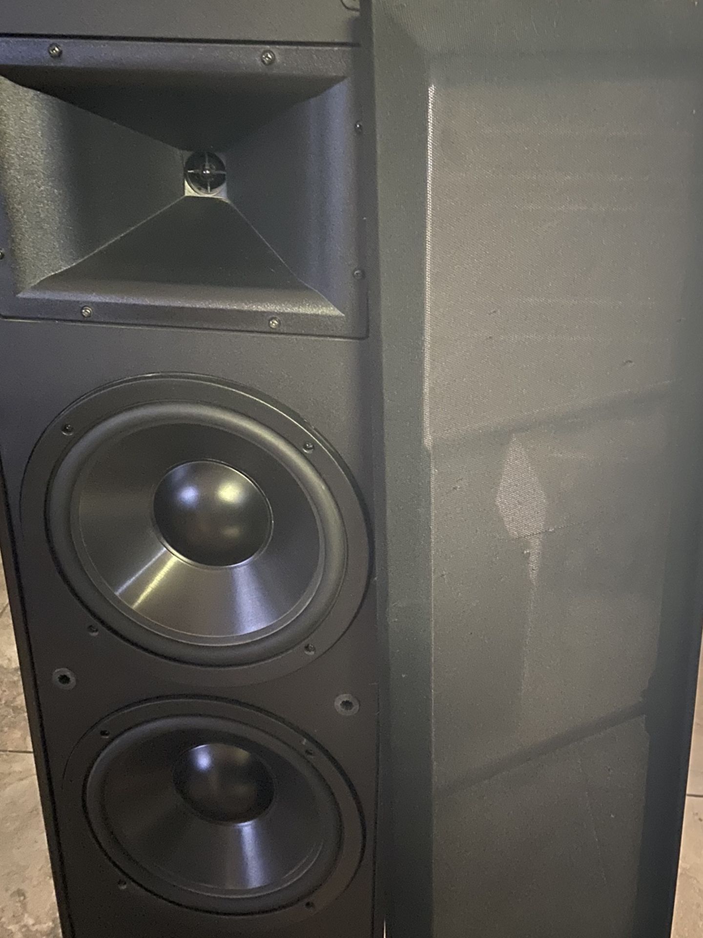 tow klipsch speakers