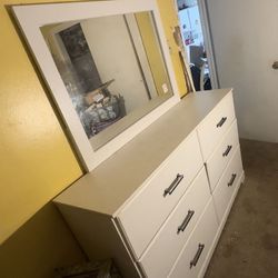 2 Queen Bedroom Set With Mattress / Tv With Tv Stand / Tv ( Moving ASAP! First One Come No Holding Items No Deliveries Must Pick Up ) Read Description