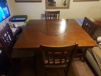 $150 COMEDOR DE 4 SILLAS COM CON MESA GIRATORIA EN EL CENTRO