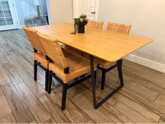 Modern Expandable Dining Table + 4 Chairs Included – Excellent Condition
