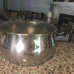 MEGA WARE LARGE POT , 14 Qt . Stainless Steel, Like New Conditions.