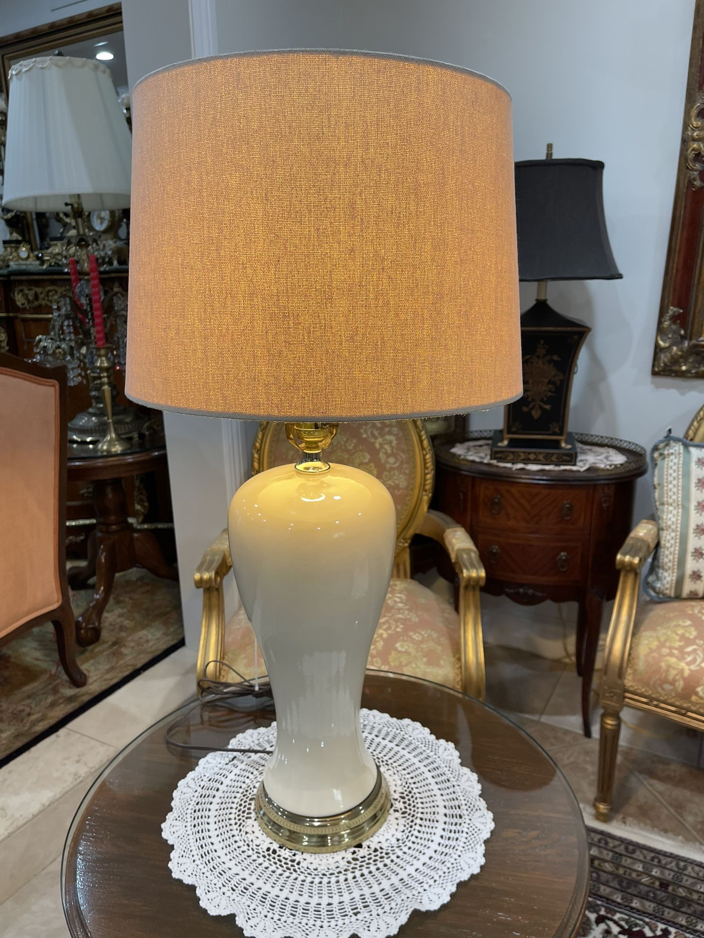 Beautiful Vintage Ivory Porcelain Brass Lamp🌷