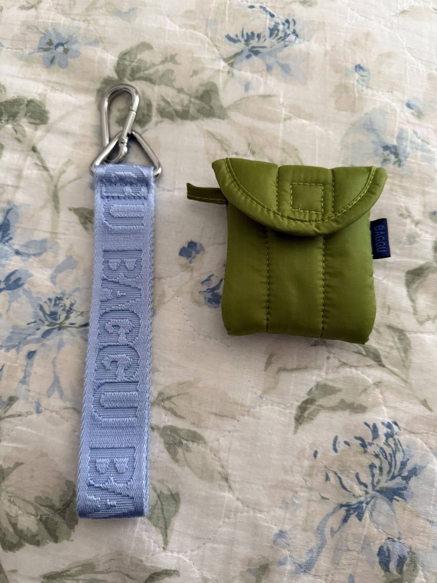 BAGGU Green Juice Puffy Earbuds Sleeve and French Blue Keychain
