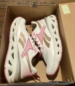 Reebok Women's White, Pink Sneakersdize 9.5 new