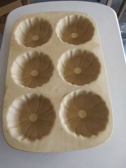 Pampered Chef Stoneware Baking Pan With 6 Mini Bundt Cake Molds. Great Condition. 