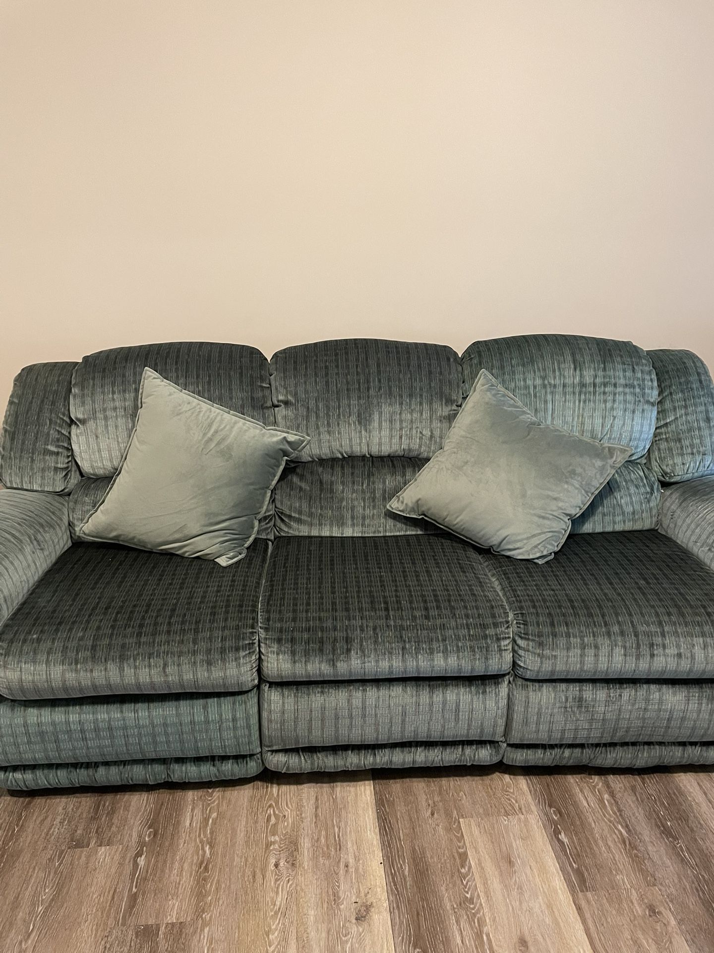 💚 La-Z-Boy Green Corduroy Reclining Couch – $350