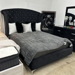 Black Velvet King Size Bed Frame Mattress Included.        Cama King Size Colchon Incluido Color Negra 
