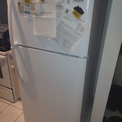 FRIGIDAIRE With ICE MAKER