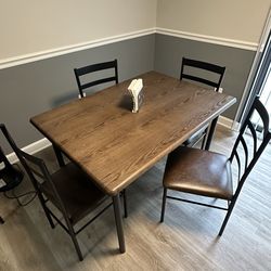 Small Kitchen Table w/4 chairs
