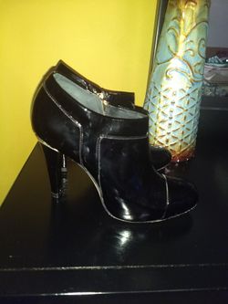 BCBGMAXAZRIA BOOTIES SIZE 7