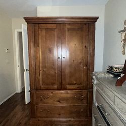 sturdy & good quality wood TV dresser !