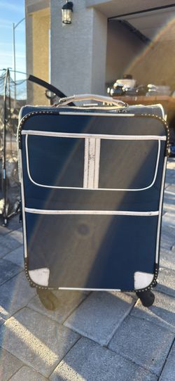 Carry-On Suitcase – Lightweight & Travel Ready