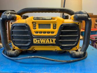 DeWalt DC012 Jobsite Radio/Charger + 18V XRP Battery