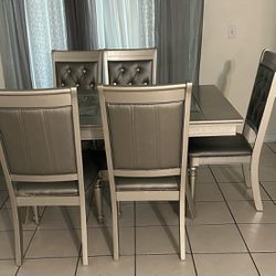 Dinning Room Set Missing One Chair 