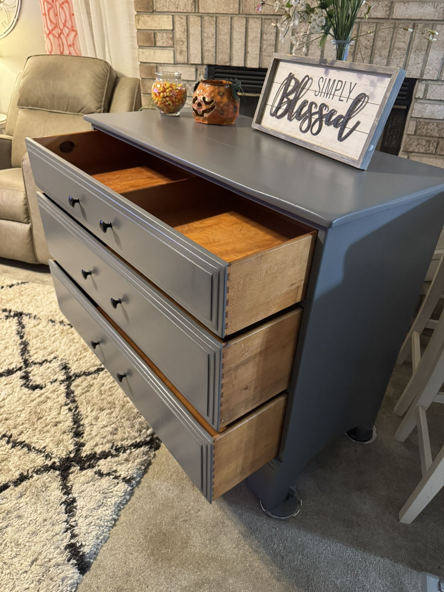 ✨✨GORGEOUS GRAY SOLID AND HEAVY 3 DRAWER DRESSER ✨✨