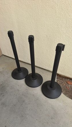 Floor standing retractable crowd control