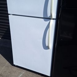 STUDIO SIZE REFRIGERATOR 28"WIDE.
