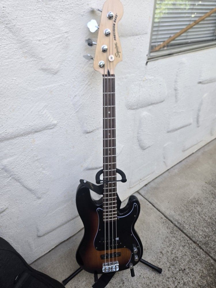 Guitar Squier Bass With New Bag And Stand Guitar