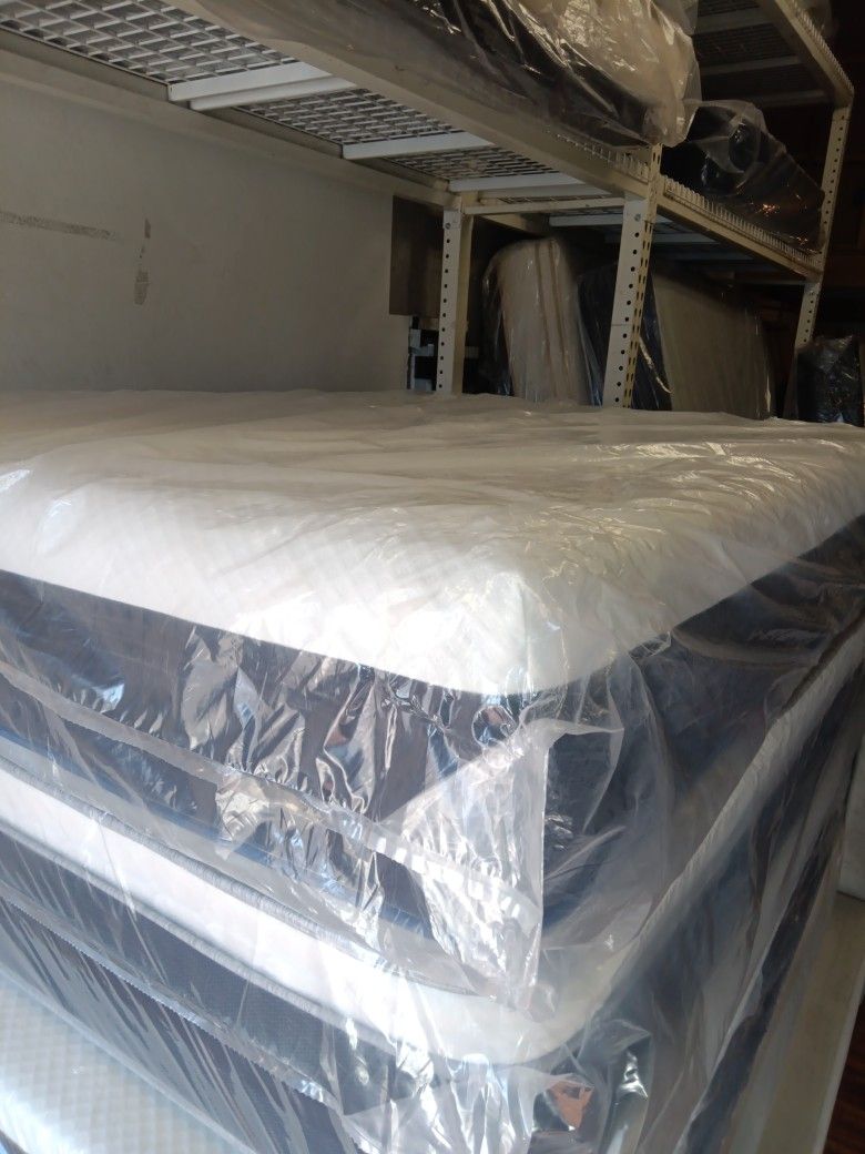 🤑🤑🤑 $209 Brand New Queen Memory Foam Mattress With Removable Zipper Cover $209 🤑🤑🤑