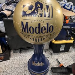 Life Size Modelo Ball Soccer Statue 