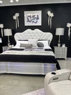 Create a luxurious and cohesive look in your bedroom with this elegantly designed 5 Pc bedroom set