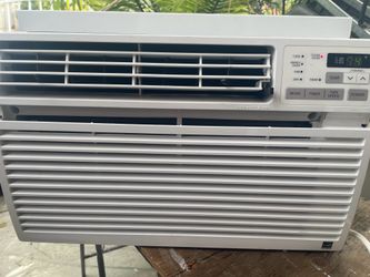 LG 8,000 BTU Window Air Conditioner w/ Remote ~ Aire Acondicionado LG de Ventana 8,000 BTU con Control Remoto