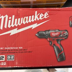 Milwaukee 12 volt Drill Driver Kit