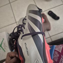Predetor cleats (dosent include shin gaurds its the other one that includes it) size 10