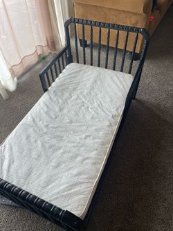 DaVinci  Wooden toddler bed with mattress