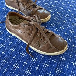 Taos Leather Sneakers Size 6 Like new
