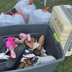 Se vende ropa y zapatos y 2 maletas uso normal mix de sizes zapatos y ropa todo por $30