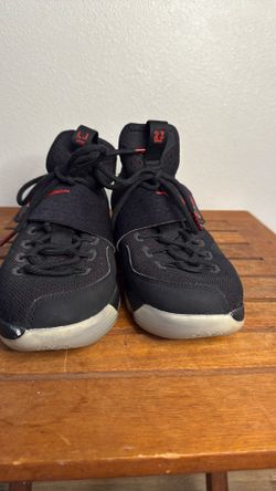 Boys Nike LeBron Basketball Shoes Size 6y