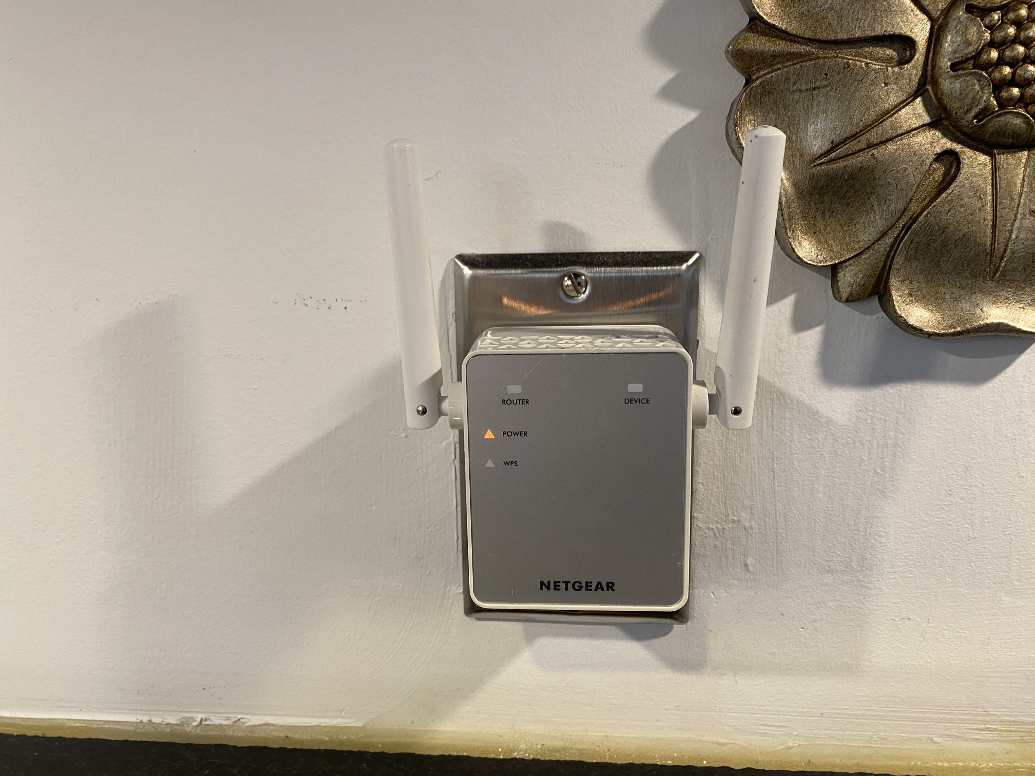NETGEAR AC750 WiFi Range Extender & Signal Booster Wall-Plug 750Mbps EX3700