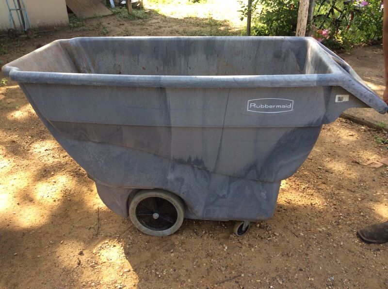 Rubbermaid trash gondola