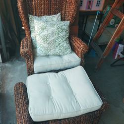 Must Go! Pier-One Wicker Chair With Ottoman