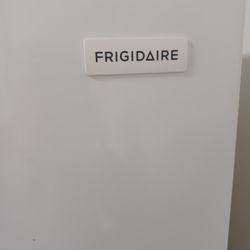 FRIGIDAIRE FULL SIZE KITCHEN REGRIGERATOR