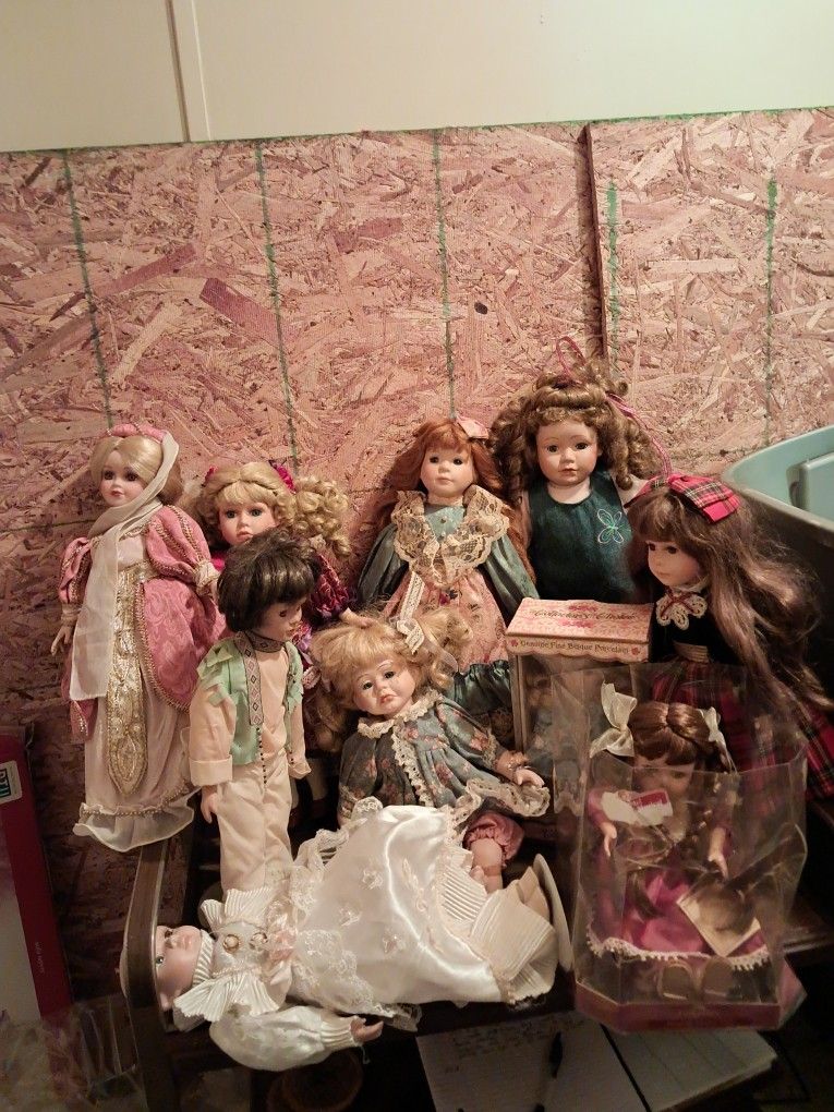 Box Lot Of Ten Assorted Collectable Porcelain Dolls They Are All In Great Condition 